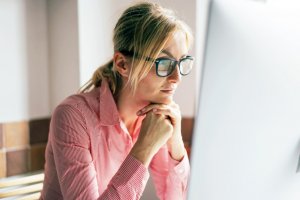 proteção patrimonial - mulher olhando para a tela do computador