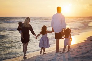planejamento sucessório - família caminhando na praia