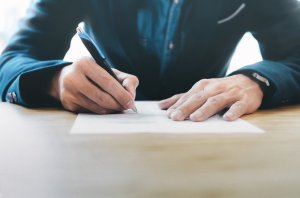 rescisão do contrato trabalhista - homem assinando contrato